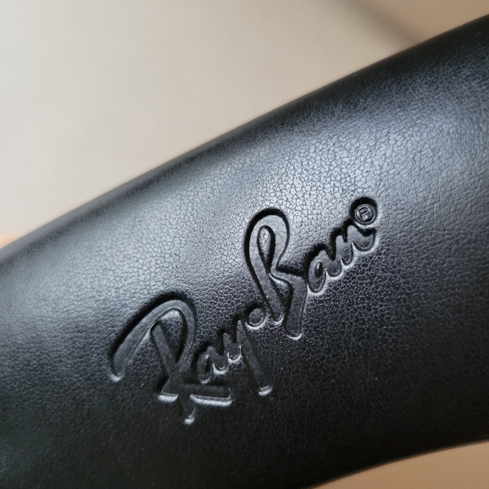 Ray-Ban Hardshell Eyeglass ~ Sunglasses Case ~ Small ~ GUC ~ Flaw ~ FINAL PRICE!